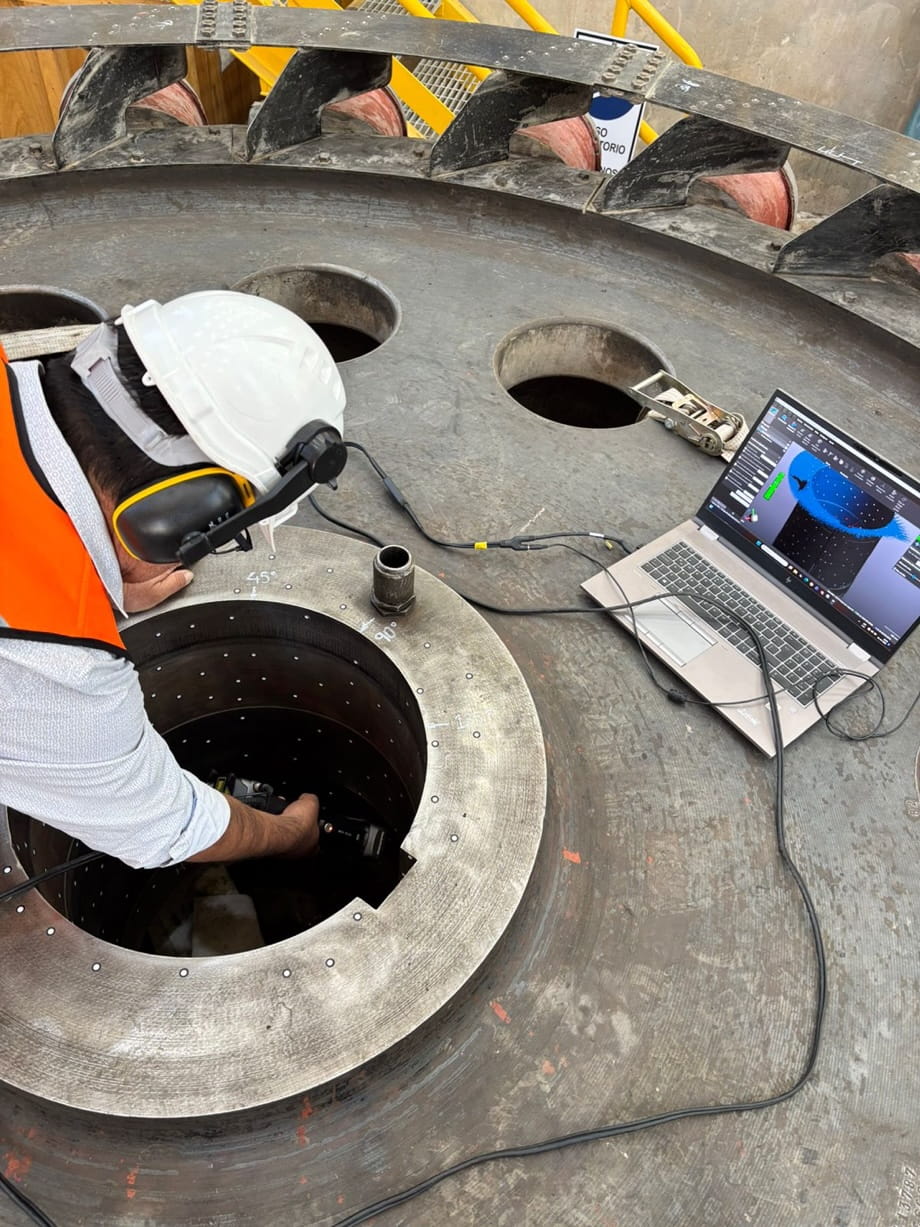 Técnico ProGear realizando escaneo 3D en terreno de un componente minero